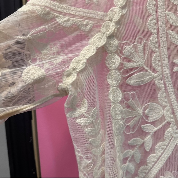 Xhilaration Cream Lace Fitted Long Sleeve Blouse - Picture 4 of 5